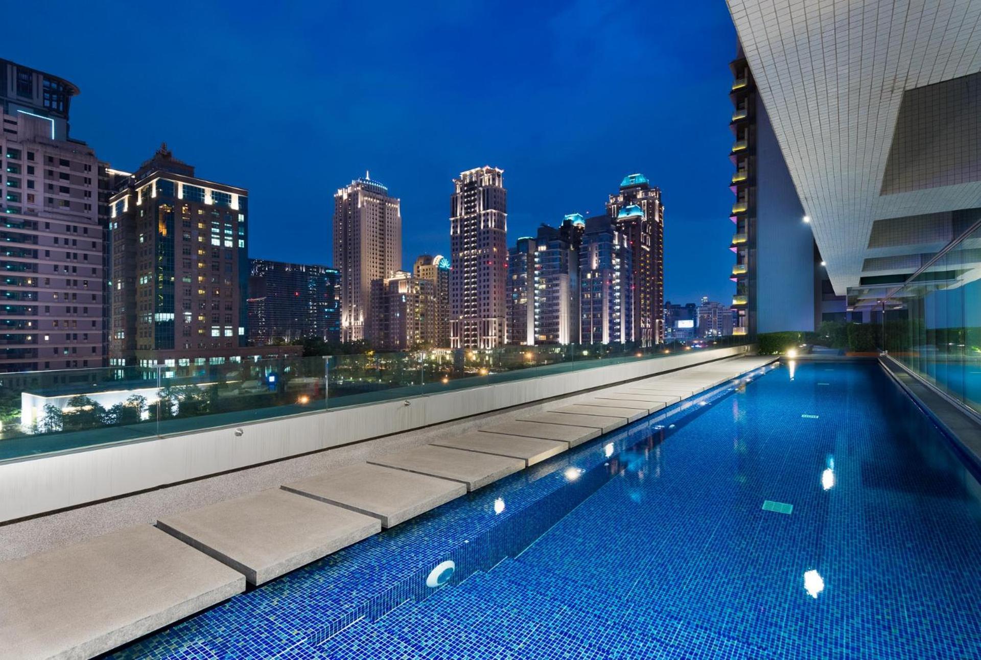밀레니엄 호텔 타이중 외부 사진 View from the pool