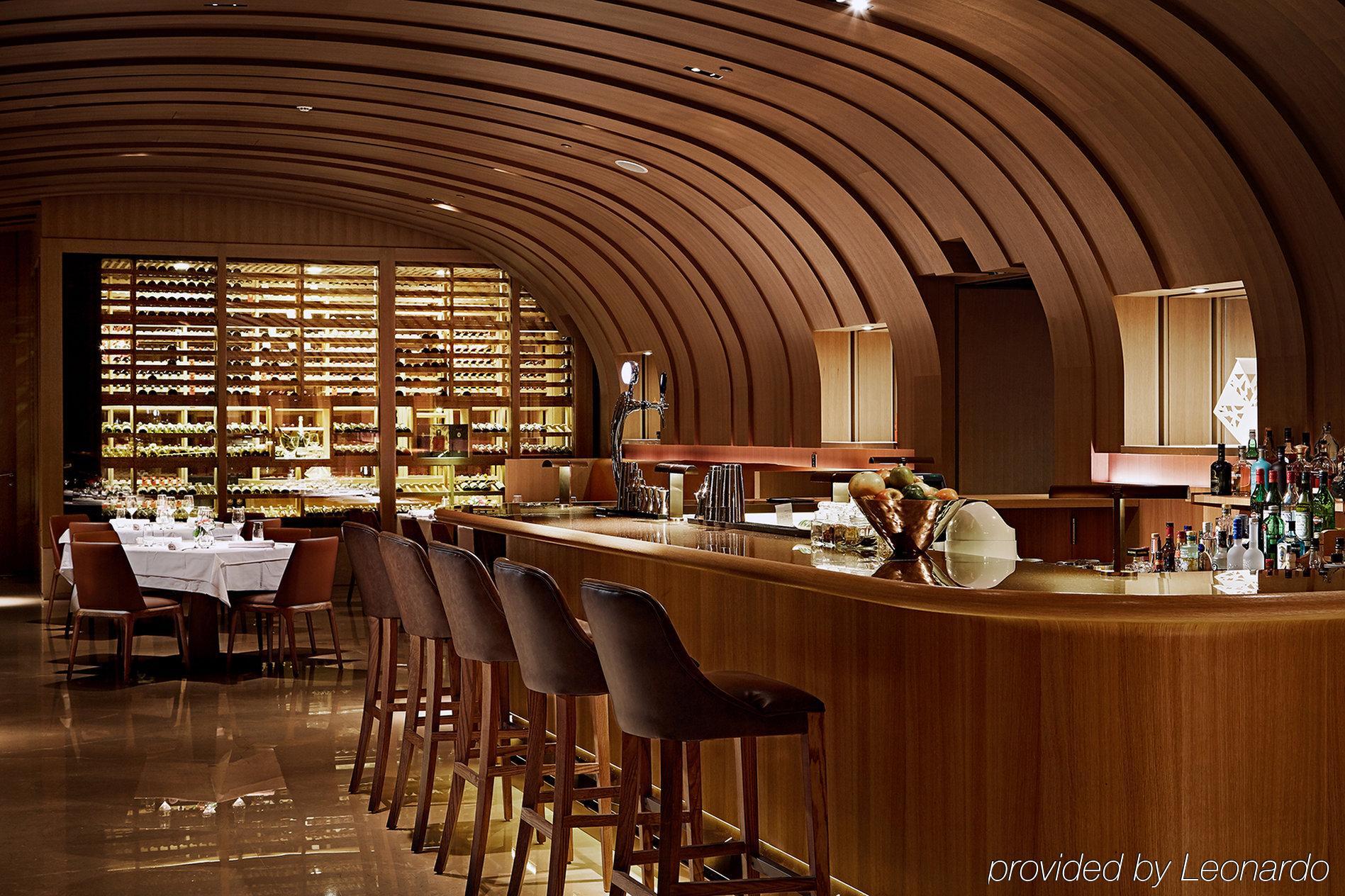 밀레니엄 호텔 타이중 외부 사진 The bar at the restaurant