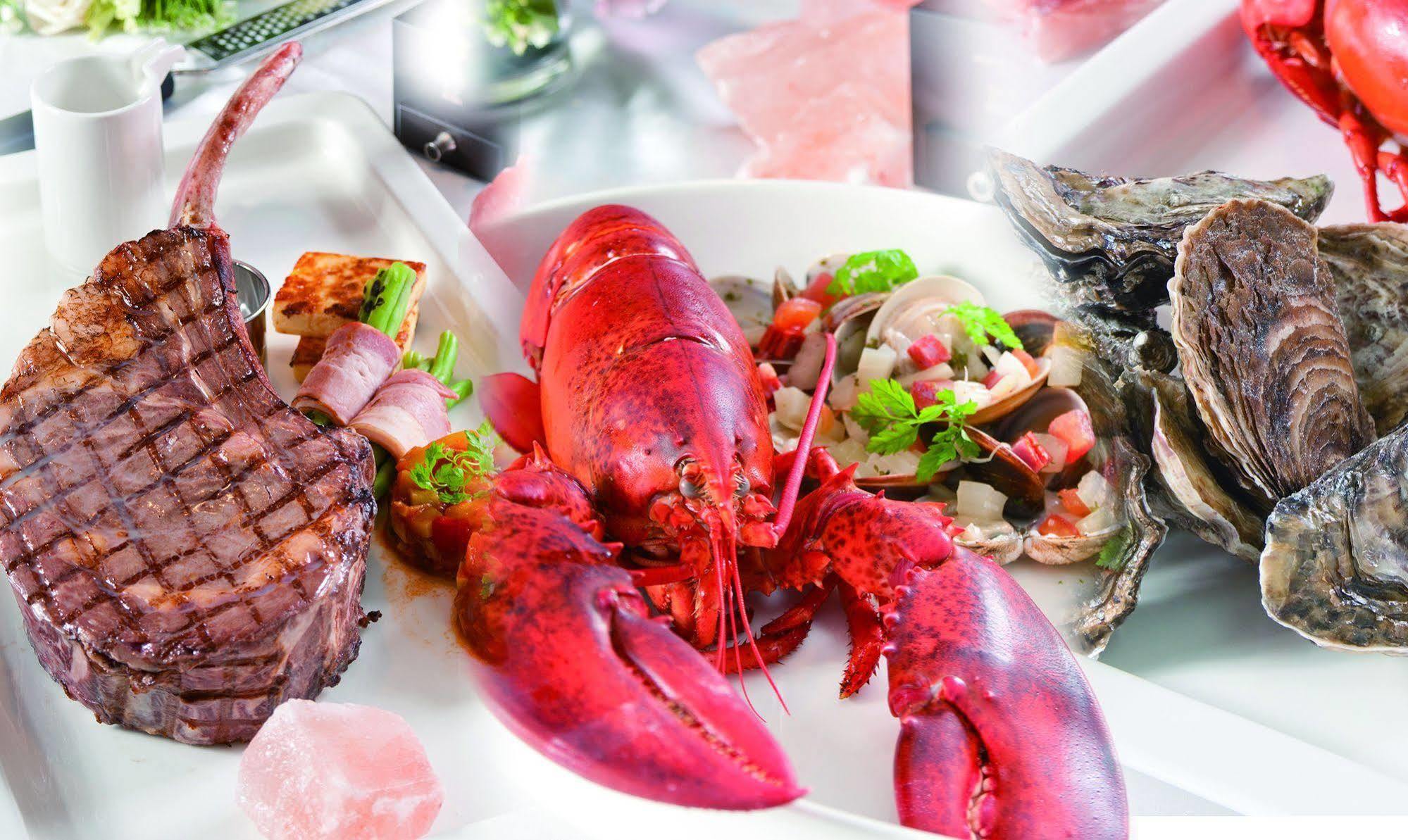 밀레니엄 호텔 타이중 외부 사진 A lobster prepared for consumption